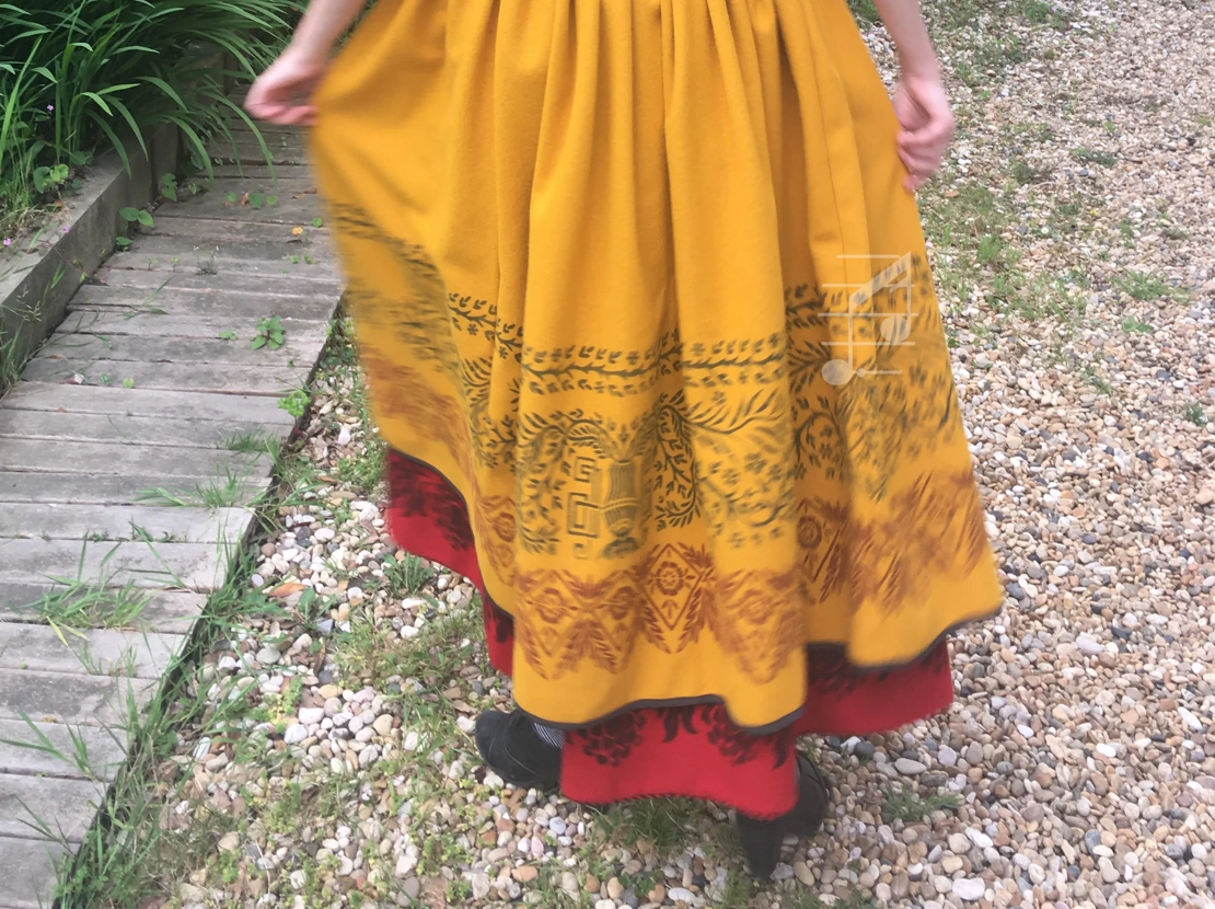 Refajo estampado en falda tradicional