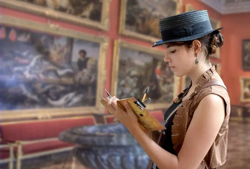 Mila Dolz pintando en museo