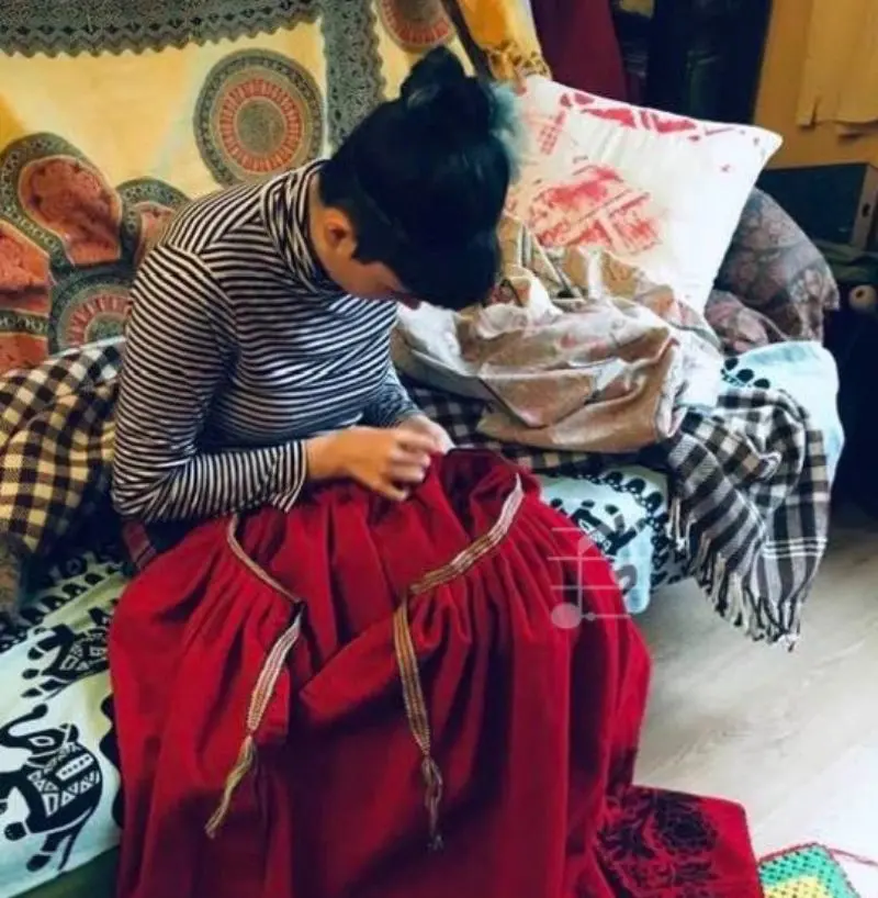 Mila tejiendo refajo estampado de falda